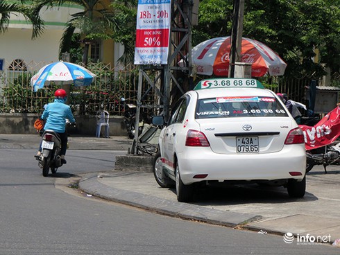 Đà Nẵng: Hàng loạt ô tô ngang nhiên đậu đỗ lấn chiếm vỉa hè của người đi bộ - ảnh 3