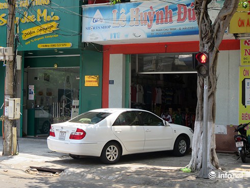 Đà Nẵng: Hàng loạt ô tô ngang nhiên đậu đỗ lấn chiếm vỉa hè của người đi bộ - ảnh 4