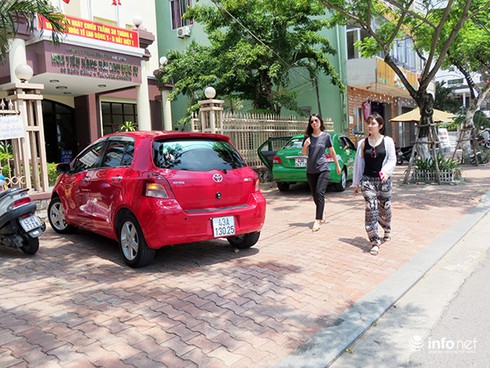 Đà Nẵng: Hàng loạt ô tô ngang nhiên đậu đỗ lấn chiếm vỉa hè của người đi bộ - ảnh 5