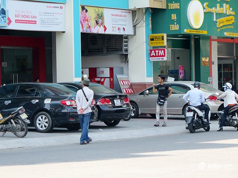 Đà Nẵng: Hàng loạt ô tô ngang nhiên đậu đỗ lấn chiếm vỉa hè của người đi bộ - ảnh 7