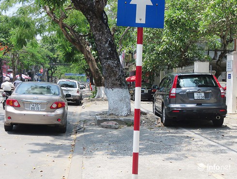 Đà Nẵng: Hàng loạt ô tô ngang nhiên đậu đỗ lấn chiếm vỉa hè của người đi bộ - ảnh 9