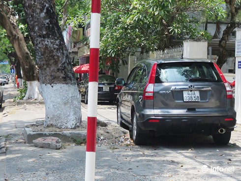 Đà Nẵng: Hàng loạt ô tô ngang nhiên đậu đỗ lấn chiếm vỉa hè của người đi bộ - ảnh 8