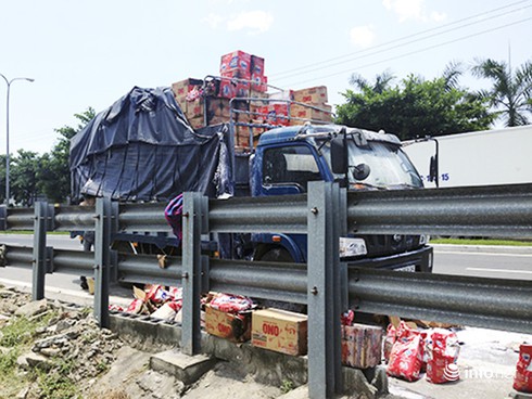 Xe chở 5 tấn bột giặt đang lưu thông đột nhiên phát cháy - ảnh 1