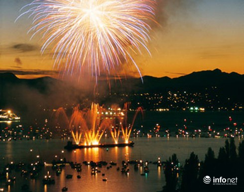 Đà Nẵng bắn pháo hoa trên sà lan giữa sông Hàn vào dịp 2/9 - ảnh 1