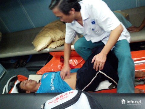 Cứu ngư dân lâm bệnh nguy kịch trên vùng biển Hoàng Sa - ảnh 1