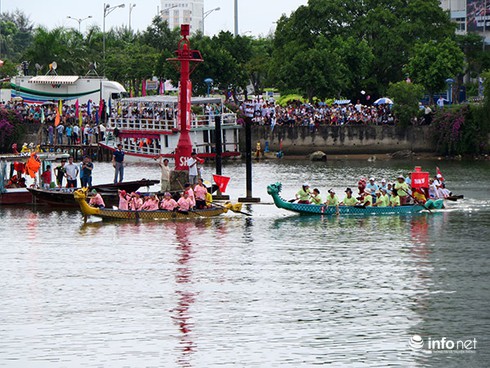 Cuộc đua thuyền truyền thống trên sông Hàn gay cấn và hấp dẫn - ảnh 1