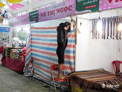 Đà Nẵng: Trục xuất 2 gian bán hàng Trung Quốc ra khỏi hội chợ hàng Việt - ảnh 2