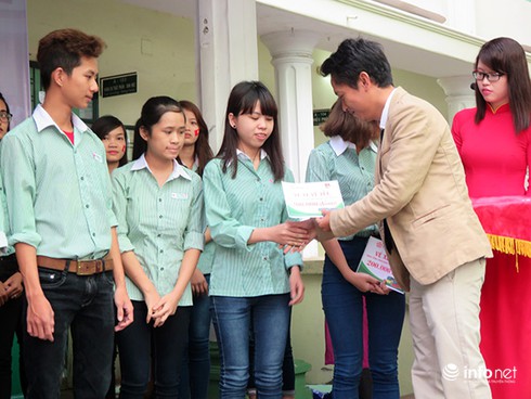 Đà Nẵng: “Nuôi heo đất” hỗ trợ ngư dân bám biển, tặng vé xe Tết cho sinh viên - ảnh 1