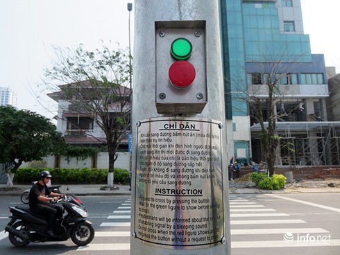 Đà Nẵng: Người dân lạ lẫm với đèn tín hiệu dành cho người đi bộ qua đường - ảnh 2