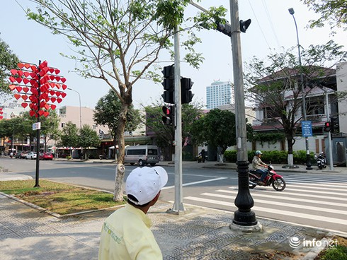 Đà Nẵng: Người dân lạ lẫm với đèn tín hiệu dành cho người đi bộ qua đường - ảnh 3