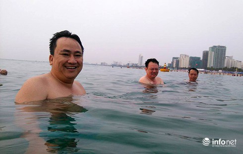 Giám đốc Sở TN-MT tắm biển để khẳng định