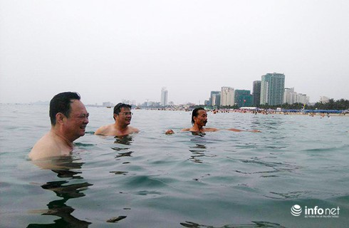Giám đốc Sở TN-MT tắm biển để khẳng định
