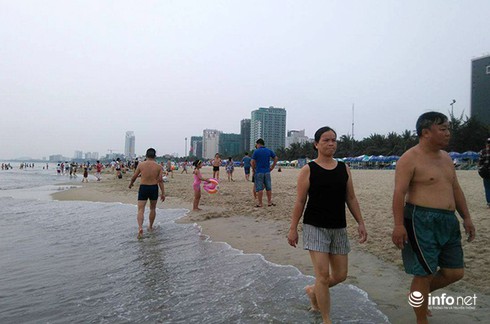 Giám đốc Sở TN-MT tắm biển để khẳng định