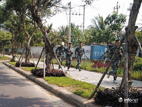 Đà Nẵng: Chấn chỉnh nhân viên bảo vệ Crowne Plaza mặc quân phục rằn ri ra đường - ảnh 1