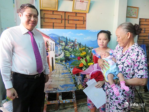 Chủ tịch Đà Nẵng trao khai sinh, hộ khẩu... cho bé sơ sinh có cha mẹ câm điếc! - ảnh 2