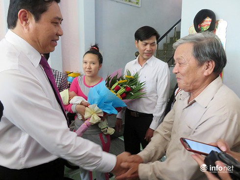 Chủ tịch Đà Nẵng trao khai sinh, hộ khẩu... cho bé sơ sinh có cha mẹ câm điếc! - ảnh 4