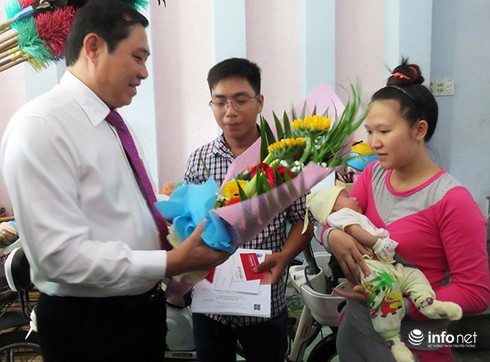 Chủ tịch Đà Nẵng trao khai sinh, hộ khẩu... cho bé sơ sinh có cha mẹ câm điếc! - ảnh 3