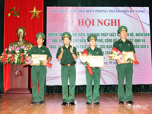 Trao Huân chương Dũng cảm cho thuyền viên cứu nạn nhân vụ lật tàu trên sông Hàn - ảnh 2