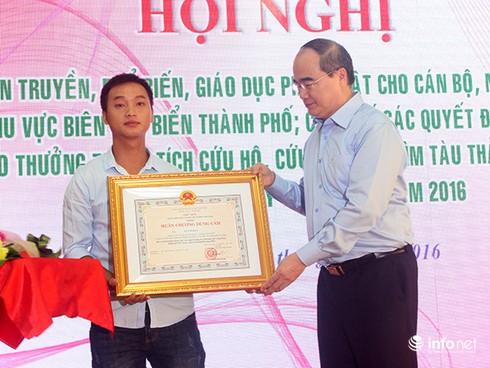 Trao Huân chương Dũng cảm cho thuyền viên cứu nạn nhân vụ lật tàu trên sông Hàn - ảnh 1