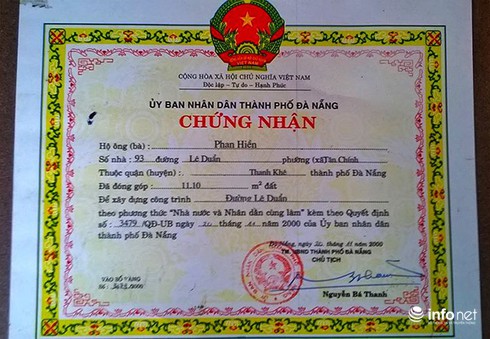 Người dân lưu giữ giấy chứng nhận hiến đất mở đường do ông Nguyễn Bá Thanh ký - ảnh 1