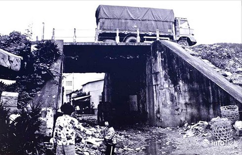 Người dân lưu giữ giấy chứng nhận hiến đất mở đường do ông Nguyễn Bá Thanh ký - ảnh 2