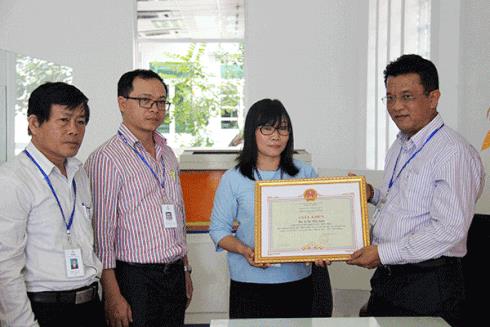 Nữ nhân viên Điện lực Đà Nẵng trả lại 1 tỉ đồng cho khách Hà Nội đánh rơi - ảnh 1