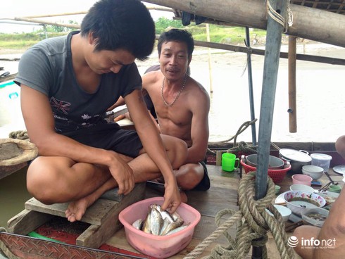 Lên thuyền “săn” cá mòi cùng ngư phủ sông Hồng - ảnh 3
