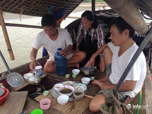 Lên thuyền “săn” cá mòi cùng ngư phủ sông Hồng - ảnh 1