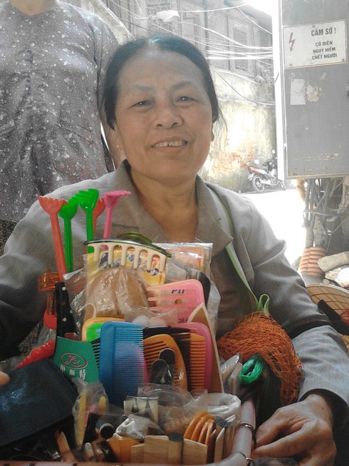 Đi bán rong để kiếm tiền… thuê người làm ruộng - ảnh 1