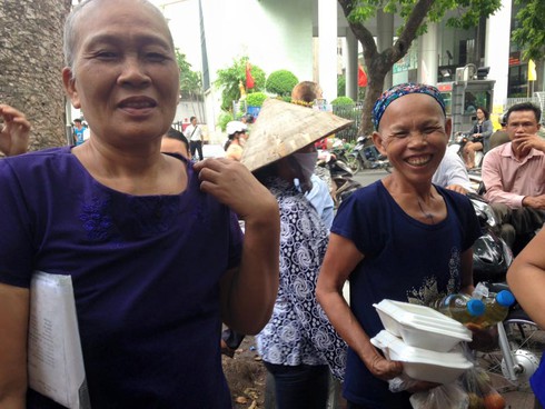 Chân dung những người phát cơm từ thiện cho bệnh nhân mắc bệnh hiểm nghèo - ảnh 1