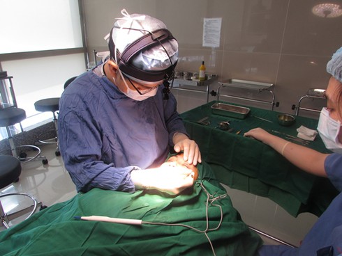 Vợ bắt chồng đi thẩm mỹ viện để phá tướng… không chung thuỷ - ảnh 1