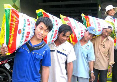 Nông dân Trà Vinh với niềm vui trúng mùa nhờ mô hình liên kết 4 nhà sản xuất lúa