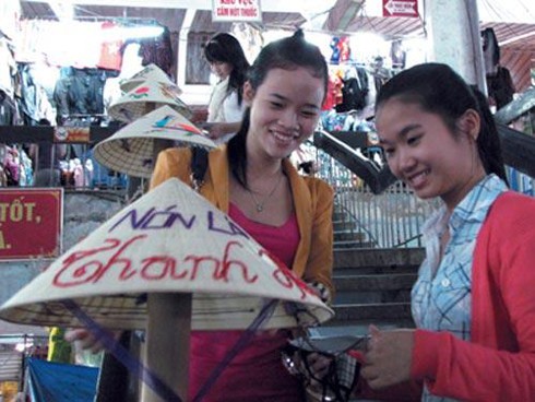 Thích thú nhìn ngắm những họa tiết trên nón tại triển lãm