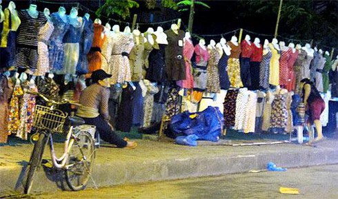 quần áo vỉa hè