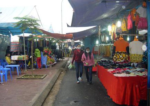 Lèo tèo người đến hội chợ tại quận Kiến An