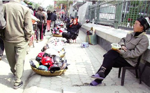 Mũ bảo hiểm không đạt chuẩn bày bán khắp nơi