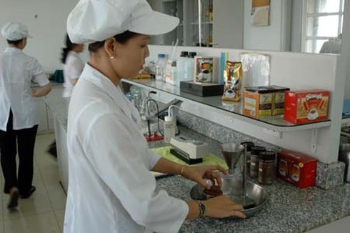 Kiểm tra từng lô sản phẩm cà phê hòa tan tại phòng sinh hóa của Vinacafé.