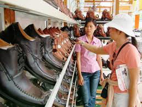 Đường còn gian nan khi ưu tiên dùng hàng Việt - ảnh 1