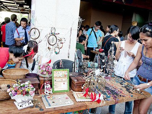 Khách mua hàng tại Saigon Flea Market