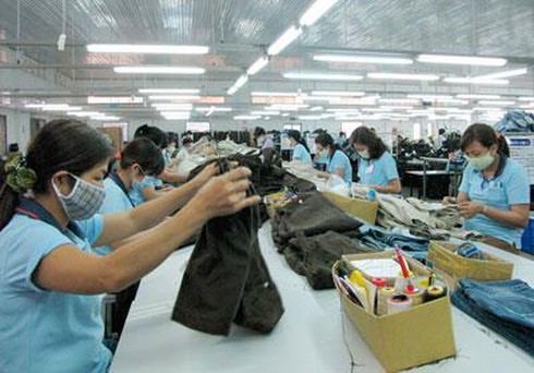 Sản xuất quần jeans xuất khẩu vào Mỹ tại Xí nghiệp may Tân Phú - Công ty Dệt may Gia Định.
