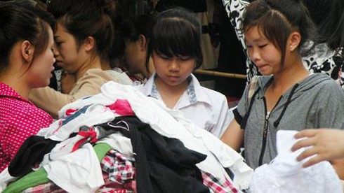 Hàng đổ đống vỉa hè đông người chọn.