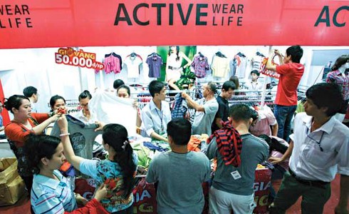 Hàng trăm đơn vị khuyến mãi mạnh trong hội chợ.