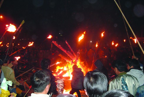 Lấy lửa ngày tết – Một phong tục đẹp - ảnh 1