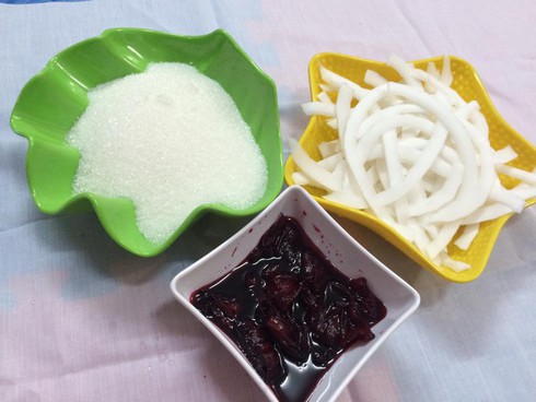 Cách làm mứt dừa vị atiso đỏ cho Tết ấm cúng - ảnh 1