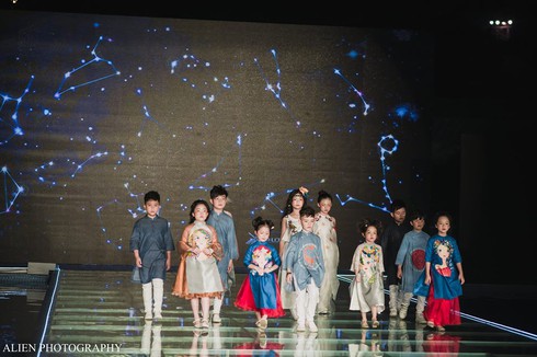 Những mẫu nhí nổi bật trên sân khấu Tuần lễ thời trang trẻ em Việt Nam - ảnh 11