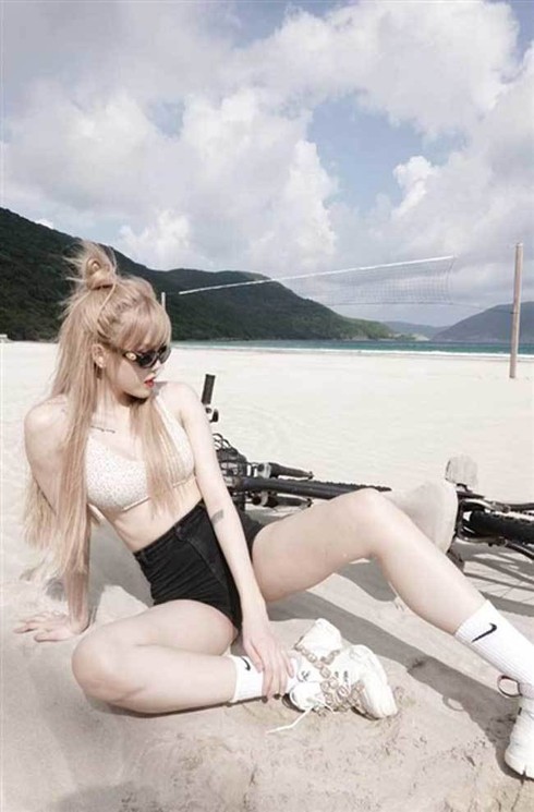 Quần rất ngắn hot nhất của sao: 'Quỳnh Búp Bê' gây bất ngờ với short bằng gang tay