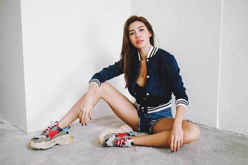 Quần rất ngắn hot nhất của sao: 'Quỳnh Búp Bê' gây bất ngờ với short bằng gang tay