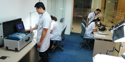 Người dân có thể giám định tuổi vàng tại DOJI - ảnh 1