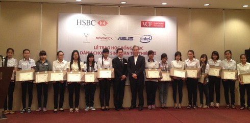 Quỹ VinaCapital và HSBC trao học bổng cho nữ sinh dân tộc thiểu số - ảnh 1