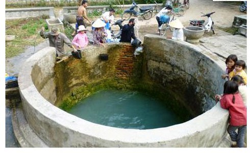 Bàng hoàng phát hiện mẹ vứt con gái một tuổi xuống giếng - ảnh 1